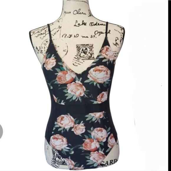 Cupshe Other - Cupshe Black With Rose Print Swimsuit